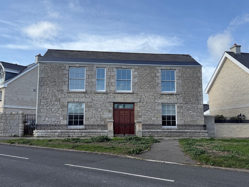 Lot: 172 - DETACHED HOUSE WITH STUNNING VIEWS - Front on angle of the house